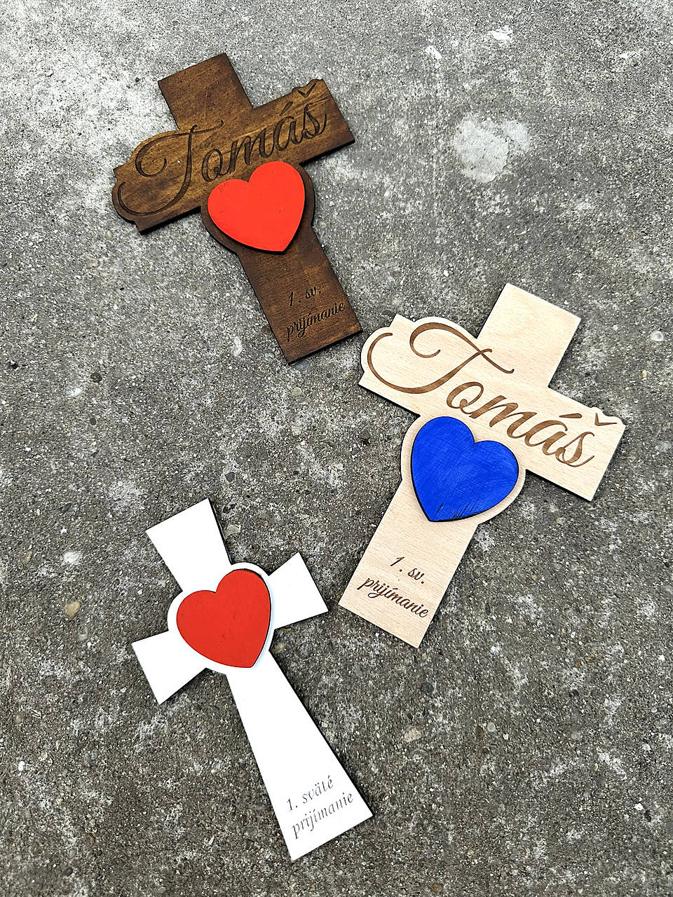 Drevený krížik so srdcom na sviatosť morený palisander 