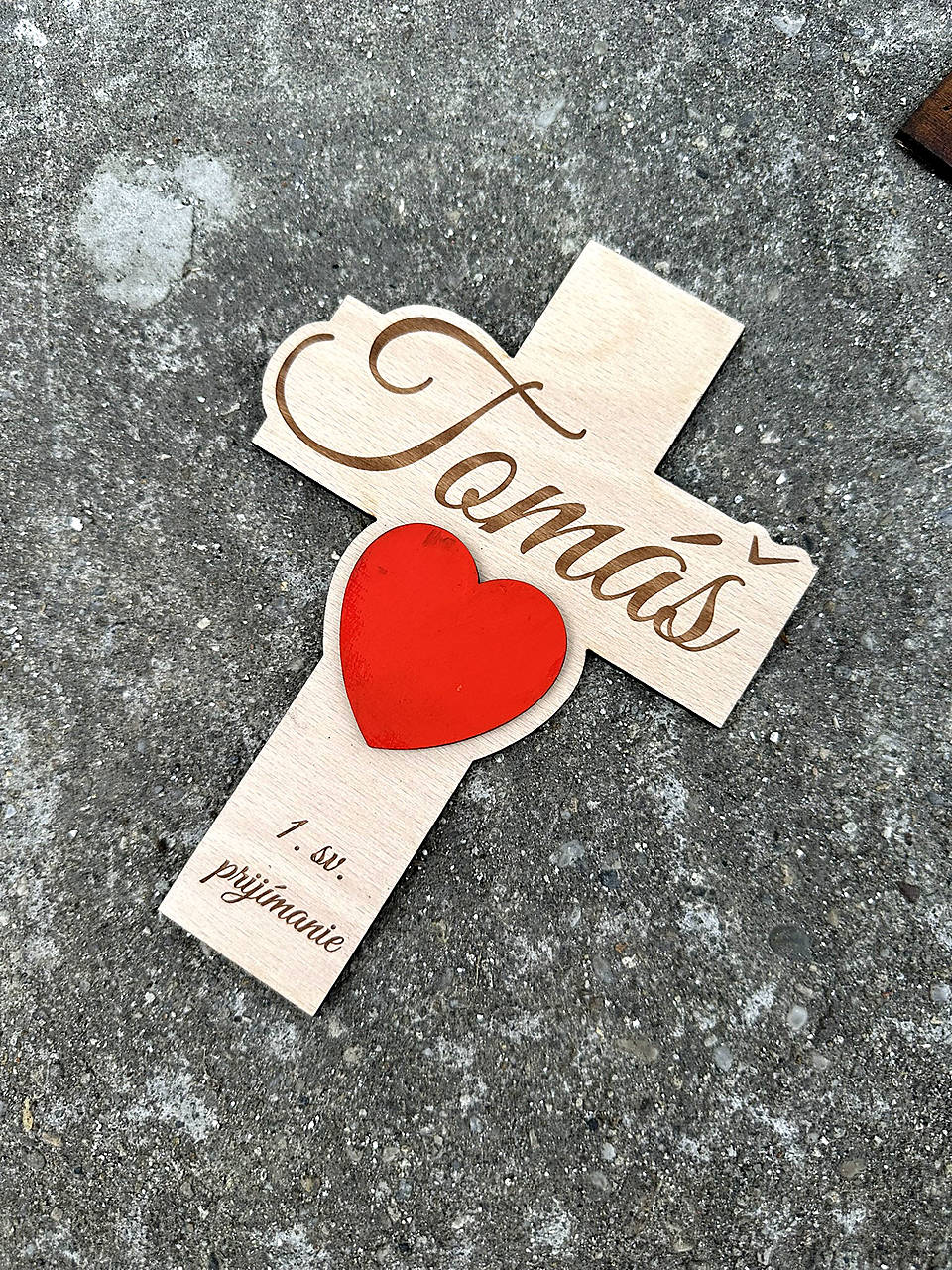 Drevený krížik so srdcom na sviatosť prírodný 