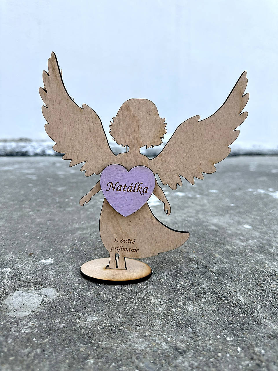Drevený anjel so srdcom na sviatosť prírodný