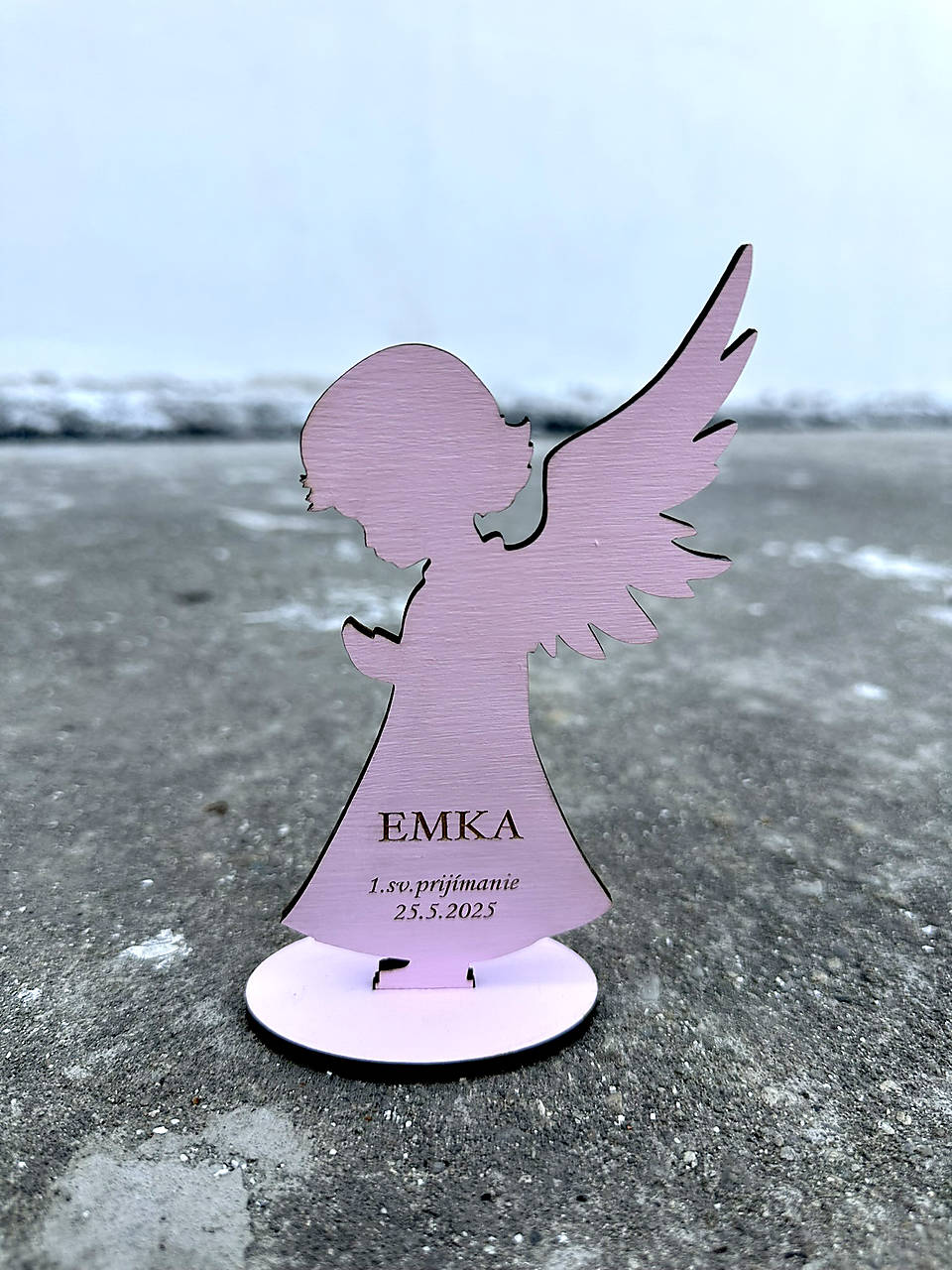 Drevený anjel prosiaci na sviatosť akákoľvek farba