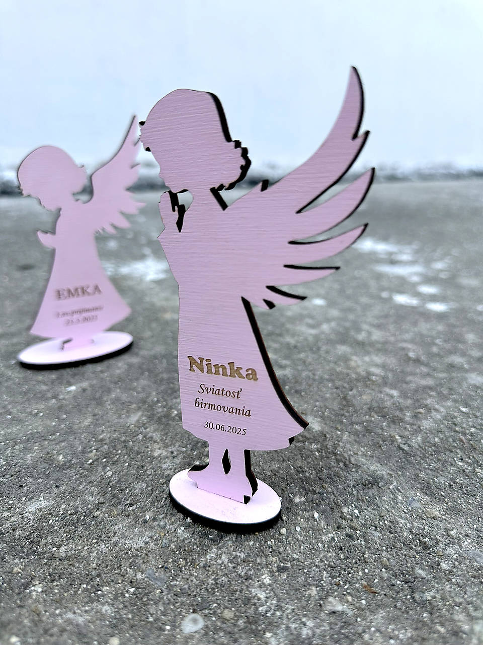 Drevený anjel modliaci na sviatosť akákoľvek farba