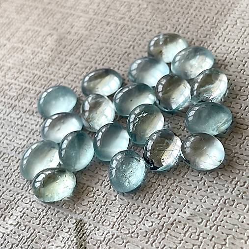 Minerály - Akvamarín prírodný kabošon ovál / 10x8 mm - 17526887_
