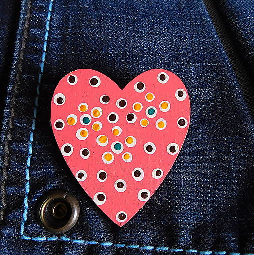 Brošne - drevená brošňa lososová srdce s kvietkami - 50% - 17527249_