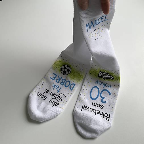 Maľované tmavomodré ponožky k narodeninám (pre futbalistu s menom (biele))