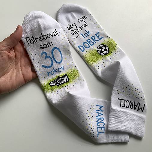 Maľované tmavomodré ponožky k narodeninám (pre futbalistu s menom (biele))