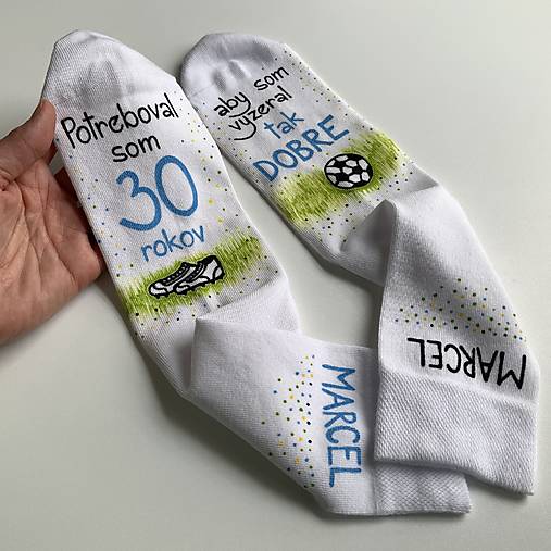 Maľované tmavomodré ponožky k narodeninám (pre futbalistu s menom (biele))