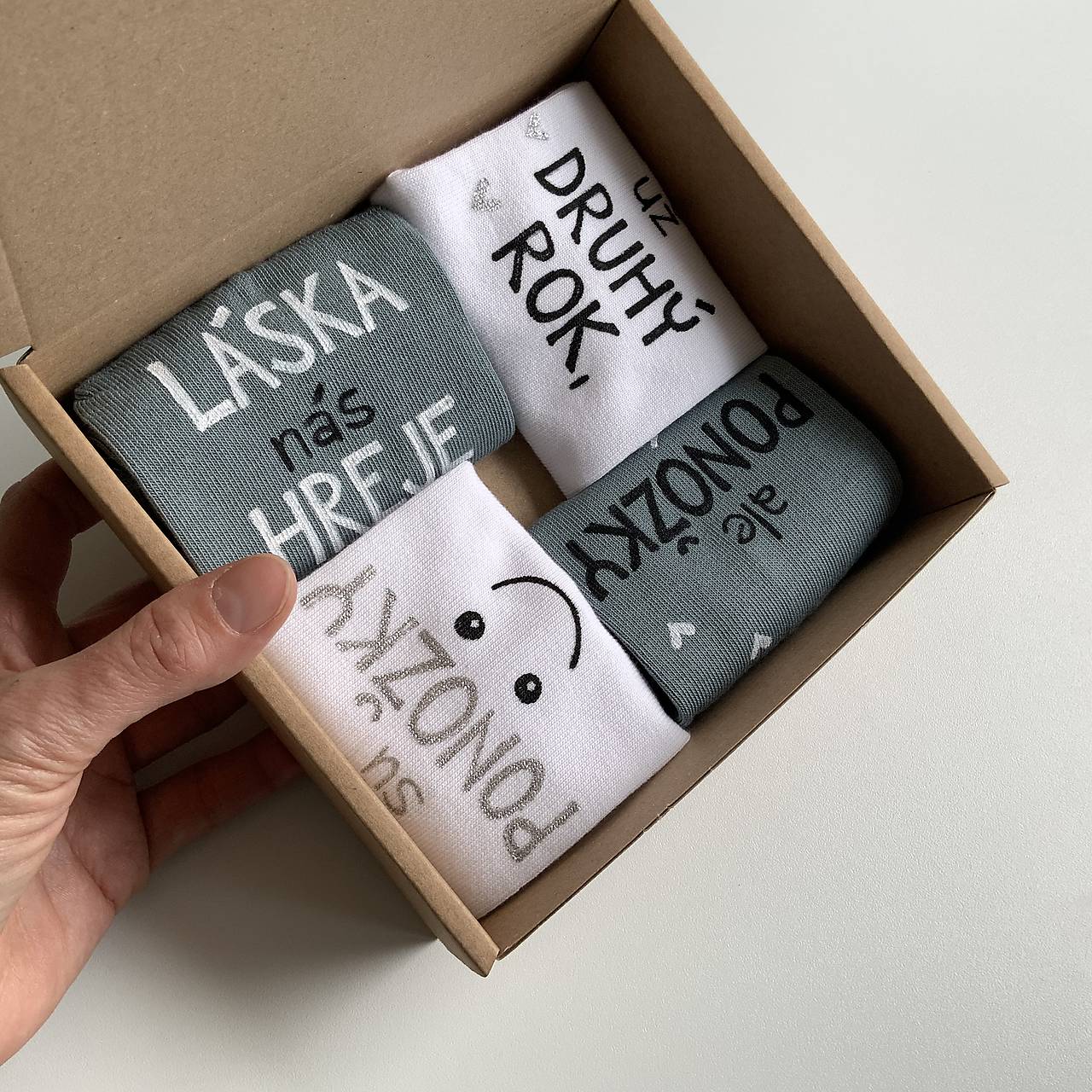 Maľované ponožky k výročiu svadby (biele + sivé)