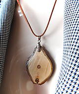 Náhrdelníky - drevený prívesok elegancia obojstranný na koži / 3 - 17530483_