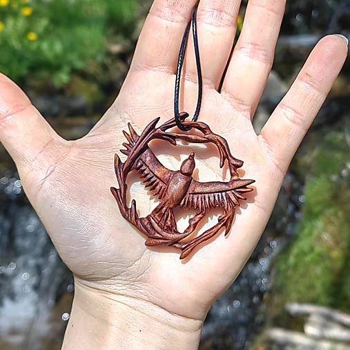 Náhrdelníky - Havran v tŕní - drevený prívesok - 17529493_