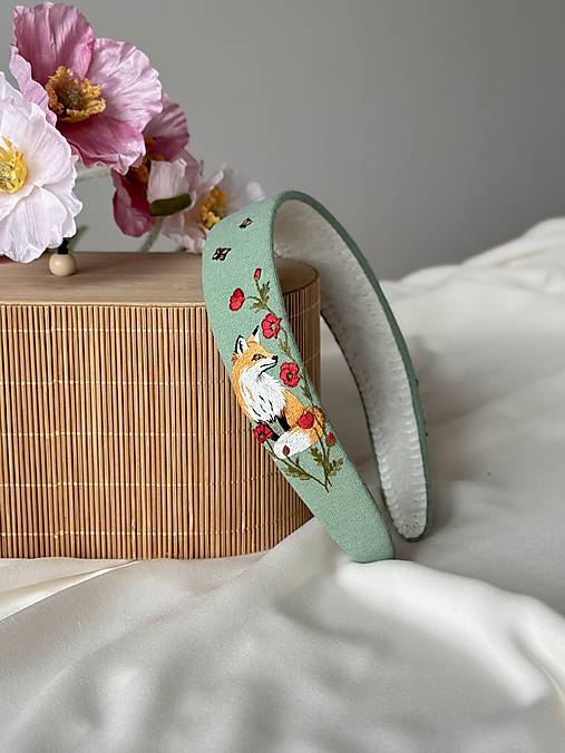 Ozdoby do vlasov - Ručne vyšívaná ľanová čelenka – líška a vtáčiky - 17530156_