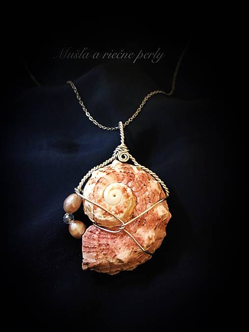 Náhrdelníky - náhrdelník s mušľou a riečnymi perlami - 17531243_