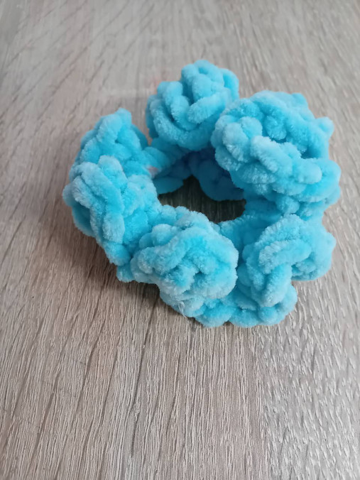 Ozdoby do vlasov - Háčkovaná scrunchie - 17530759_