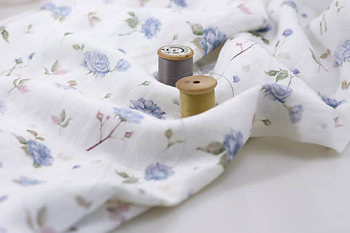 Ľanový textil s ružami – autorský dizajn, ekologická metráž prémiovej kvality
