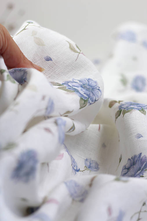 Ľanový textil s ružami – autorský dizajn, ekologická metráž prémiovej kvality