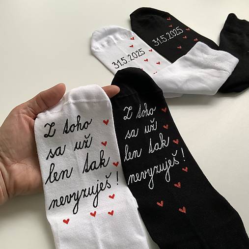 Maľované ponožky k výročiu/svadbe “z toho už nevyzuješ / (Sada biele + čierne s písaným typom písma)