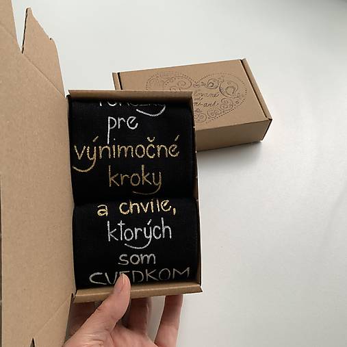 Maľované ponožky (pre svedka s nápisom "Ponožky pre výnimočné kroky/ a chvíle, ktorých som svedkom" čierne 1 aj s menom, dátum a iniciálami nad členkom)