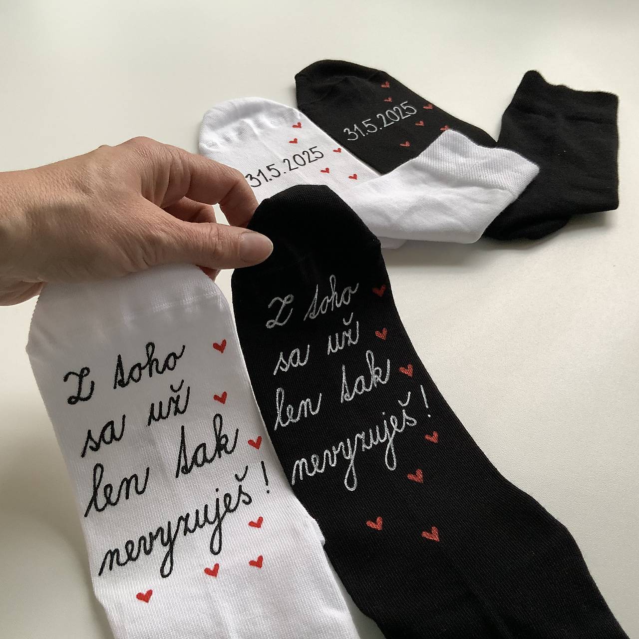 Maľované ponožky k výročiu/svadbe “z toho už nevyzuješ / (Sada biele + čierne s písaným typom písma)