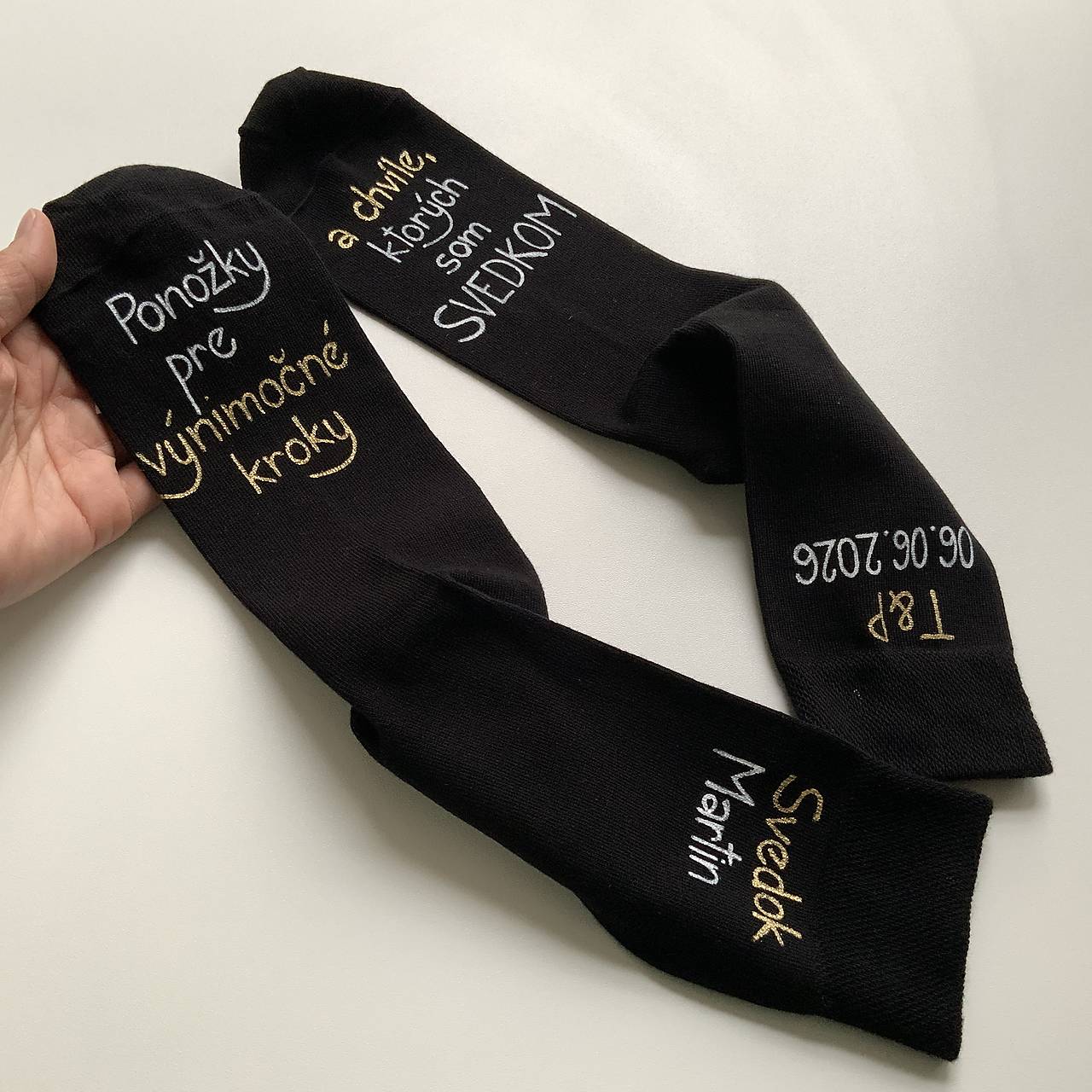 Maľované ponožky (pre svedka s nápisom "Ponožky pre výnimočné kroky/ a chvíle, ktorých som svedkom" čierne 1 aj s menom, dátum a iniciálami nad členkom)