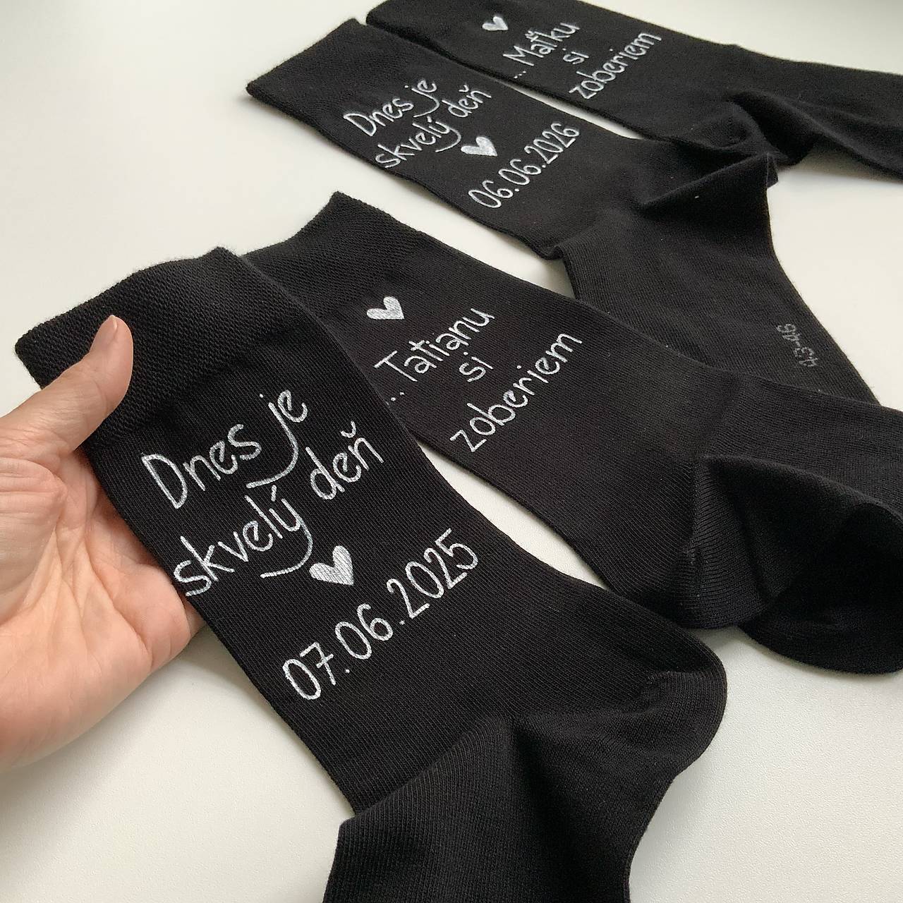 Maľované ponožky pre ženícha (čierne s maľbou nad členkom)