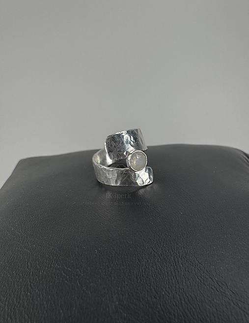 Strieborný 925/1000 prsteň s mesačným kameňom, veľkosť 56