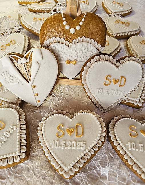 Dekorácie - Svadobné srdiečko s iniciálami mladomanželov - 17539236_