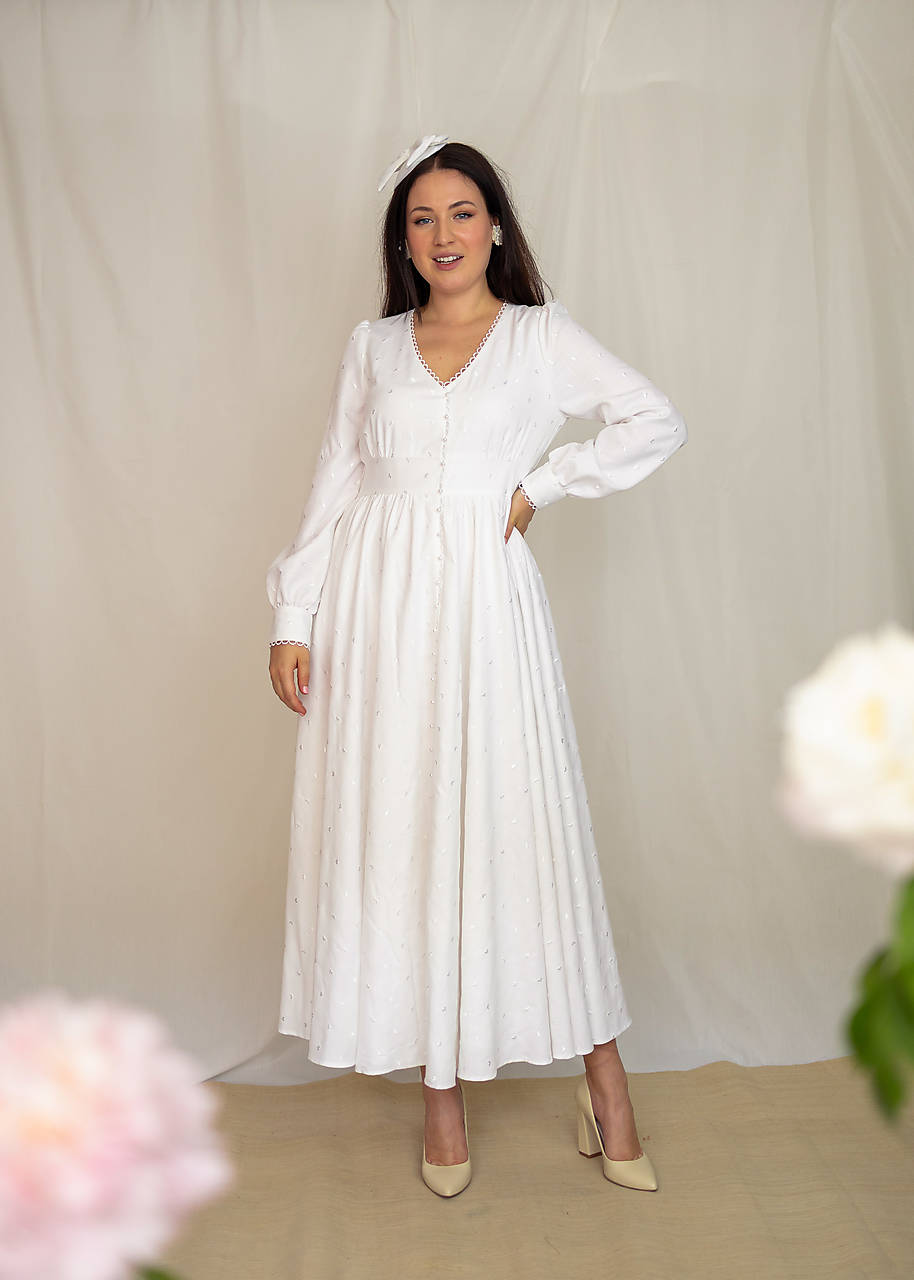 Biele viskózové šaty Fragaria so srdiečkovým vyšívaným vzorom a riasenou sukňou