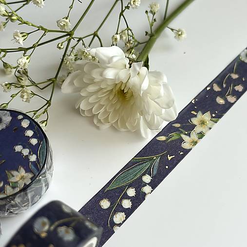 exkluzívna japonská washi páska Konvalinky na tmavomodrej