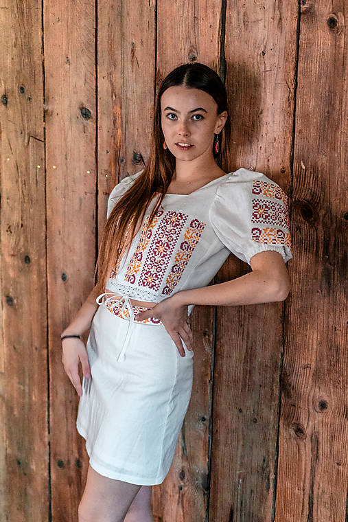 Topy, tričká, tielka - Ľanový vyšívaný crop top Častkov II. - 17543233_