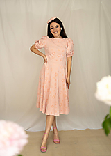 Šaty - Marhuľkové úpletové šaty so žakárovaným kvetovaným vzorom  - 17543690_