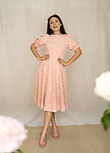 Šaty - Marhuľkové úpletové šaty so žakárovaným kvetovaným vzorom  - 17543691_