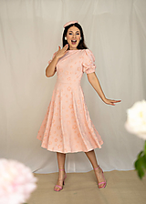 Šaty - Marhuľkové úpletové šaty so žakárovaným kvetovaným vzorom  - 17543692_