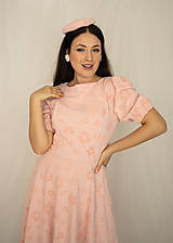 Šaty - Marhuľkové úpletové šaty so žakárovaným kvetovaným vzorom  - 17543693_