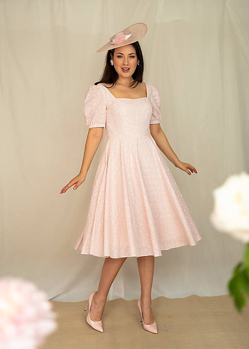 Pudrové gingham madeirové šaty Thesia s kruhovou sukňou