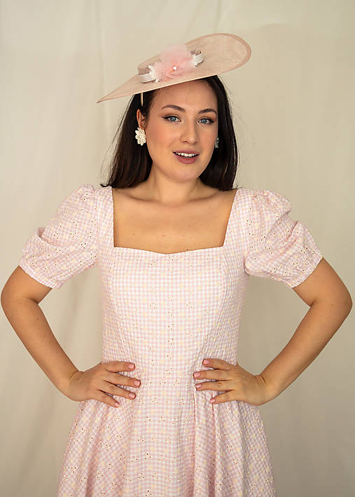 Pudrové gingham madeirové šaty Thesia s kruhovou sukňou