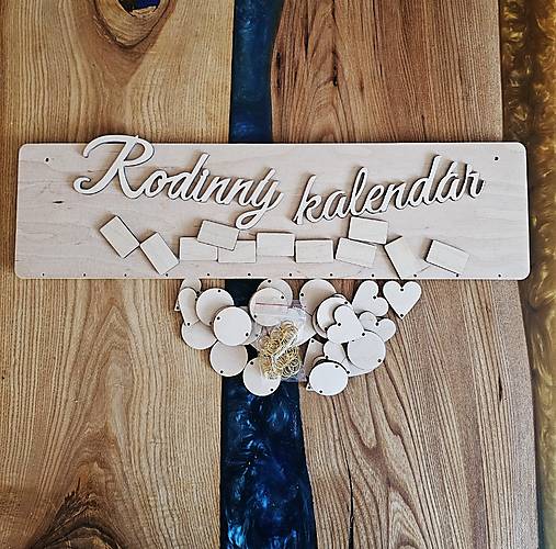 Dekorácie - Rodinný kalendár na aranžmá (a, doska + nadpis + mesiace sú neni prilepené a nie sú gravirovane nazvy mesiacov.) - 17544758_
