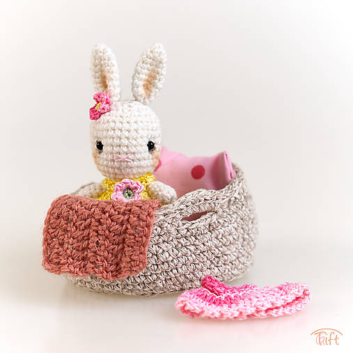 Hračky - Zajačik Bambi v košíku – miniatúrny svet plný nežnosti - 17547403_