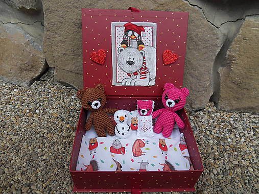 Hračky - Milá rodinka háčkovaných medvedíkov s bábätkom v izbičke/krabičke :-) - 17546300_