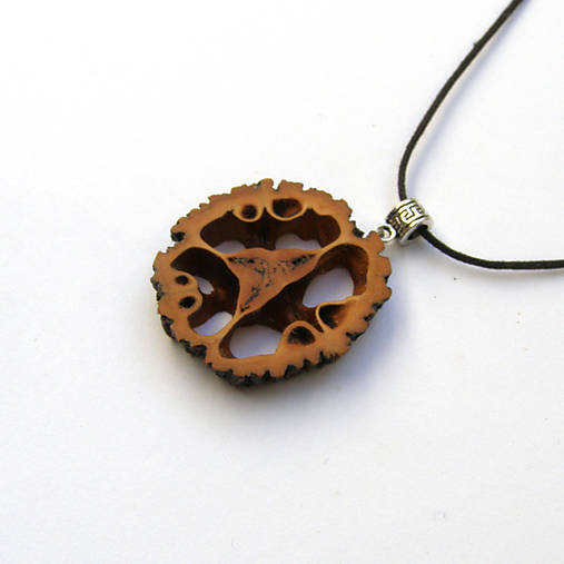 Náhrdelníky - Drevený prívesok - orechový ornament - 17547959_