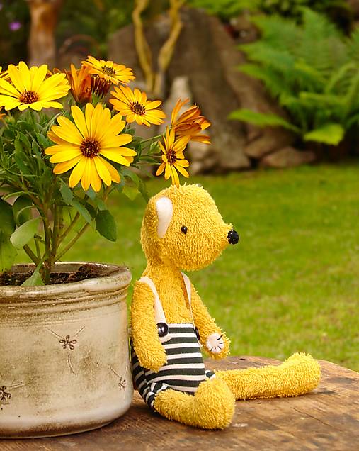 Hračky - žltý "Pupo" v pásikavých gaťuškách - 17552473_