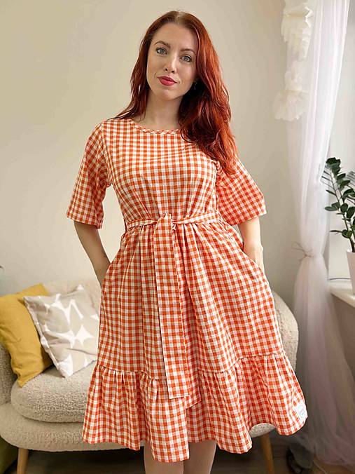 Šaty - Bavlnené kárované šaty s voľným rukávom a volánom - 17552437_