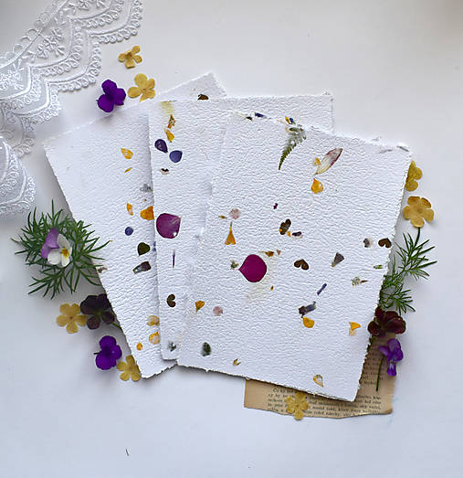 Papiernictvo - Ručný papier A5- Biely s kvietkami - 17552071_