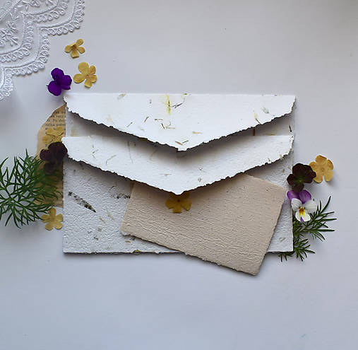 Papiernictvo - Obálka z ručného papiera (DL)- Biela s lúčnymi kvetmi - 17552179_