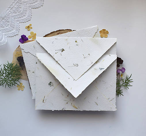 Papiernictvo - Obálka z ručného papiera C5- Biela s lúčnymi kvetmi - 17552184_