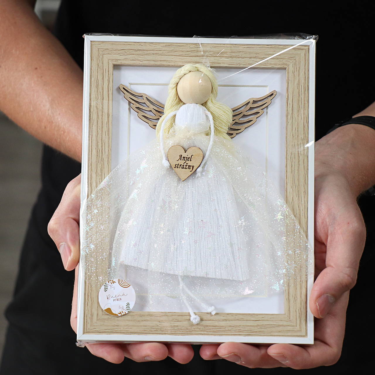 Menší biely macramé anjelik strážny v ráme