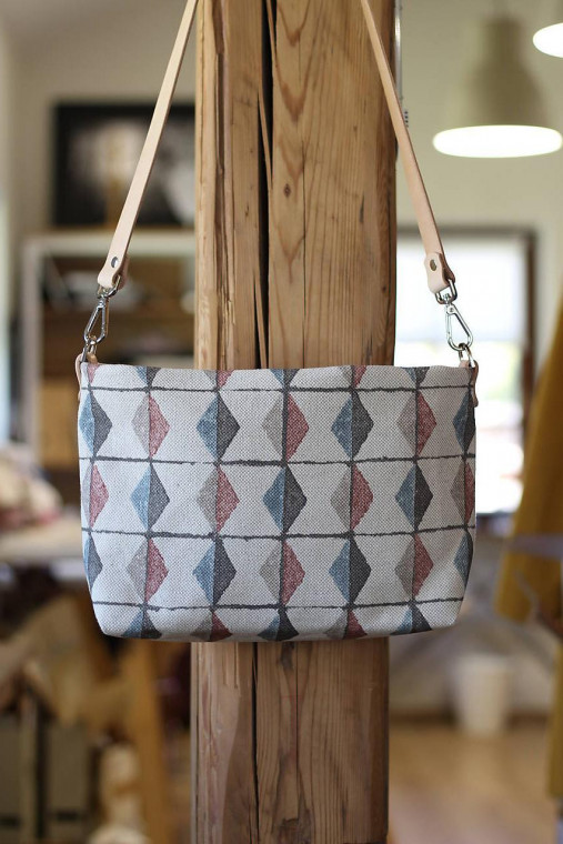 Ručne vyrobená crossbody kabelka z ľanovej dizajnérskej látky Lewis & Wood Metrica | Kožené remienky | Vnútorné vrecká |