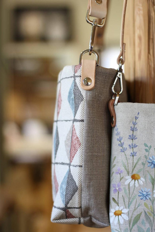 Ručne vyrobená crossbody kabelka z ľanovej dizajnérskej látky Lewis & Wood Metrica | Kožené remienky | Vnútorné vrecká |