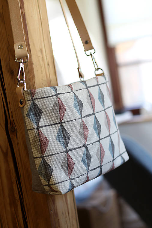 Ručne vyrobená crossbody kabelka z ľanovej dizajnérskej látky Lewis & Wood Metrica | Kožené remienky | Vnútorné vrecká |