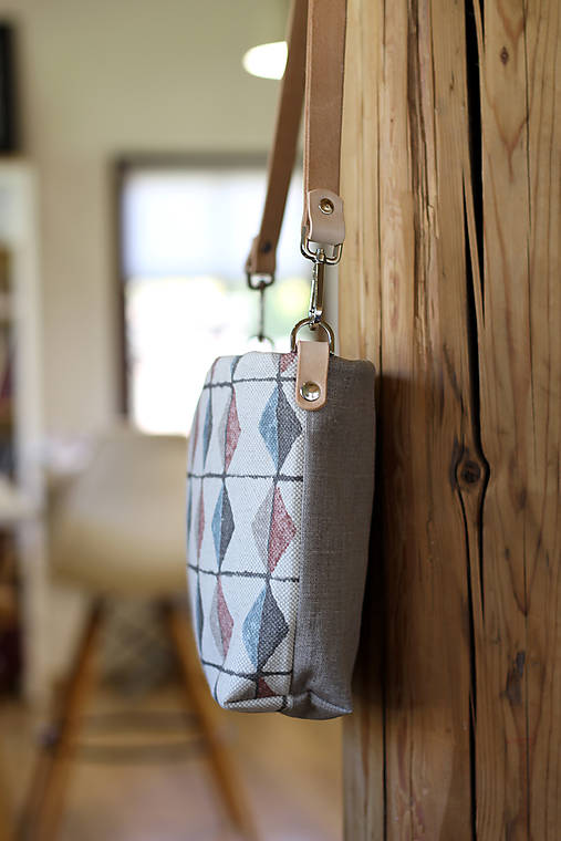 Ručne vyrobená crossbody kabelka z ľanovej dizajnérskej látky Lewis & Wood Metrica | Kožené remienky | Vnútorné vrecká |