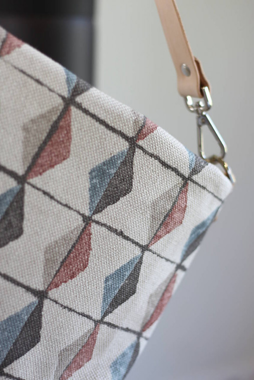 Ručne vyrobená crossbody kabelka z ľanovej dizajnérskej látky Lewis & Wood Metrica | Kožené remienky | Vnútorné vrecká |