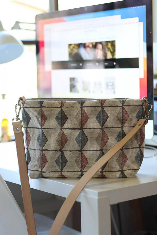 Ručne vyrobená crossbody kabelka z ľanovej dizajnérskej látky Lewis & Wood Metrica | Kožené remienky | Vnútorné vrecká |